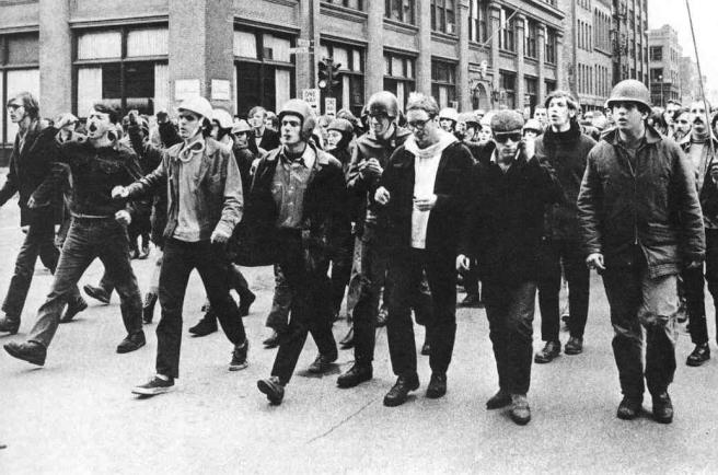 Активисти на "Weathermen Underground" маршируват по улиците на Чикаго по време на "Деня на гнева" на 8 октомври 1969 г.